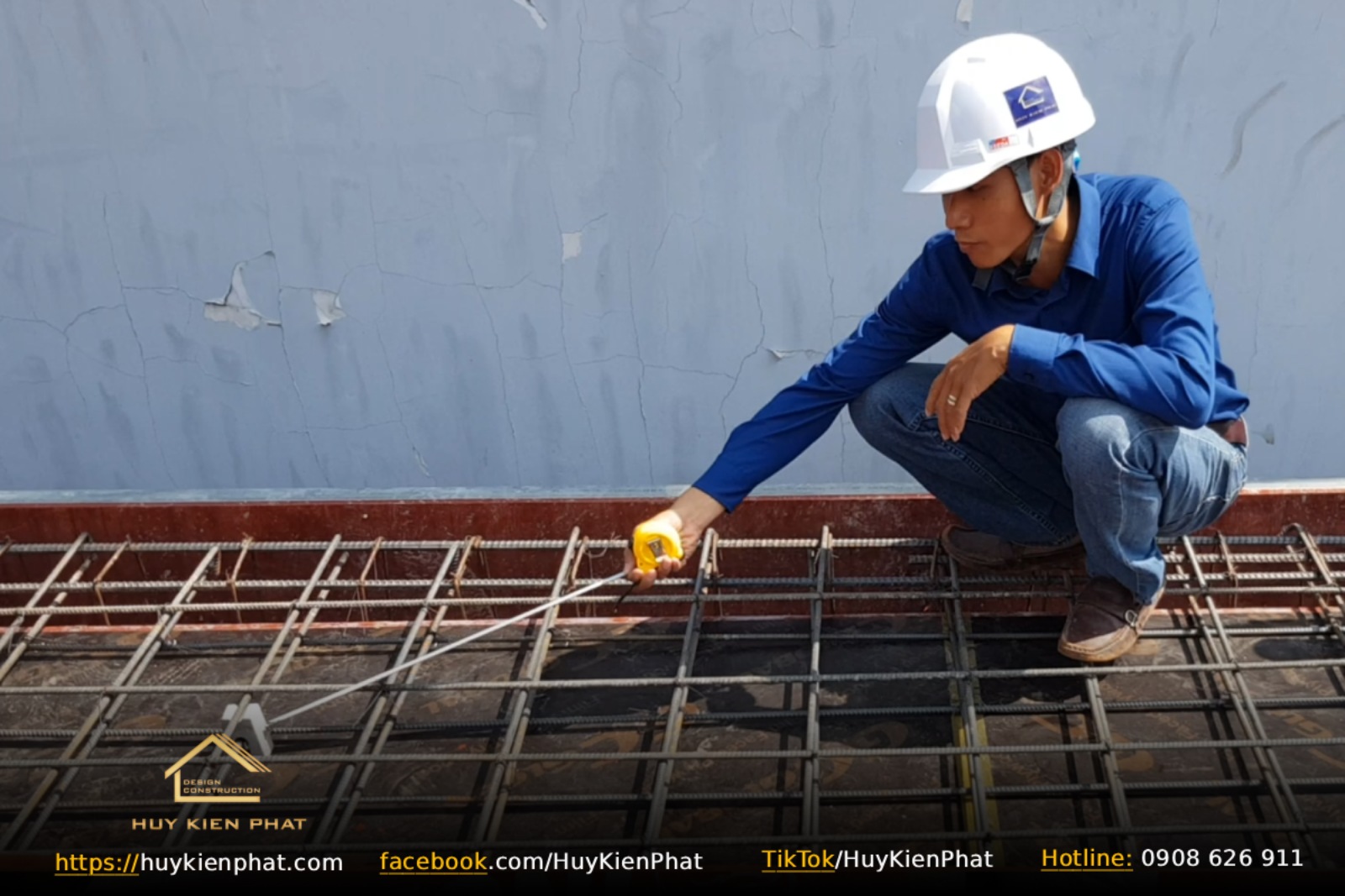 Kỹ sư Huy Kiến Phát kiểm tra khoảng cách thép sàn nhà phố