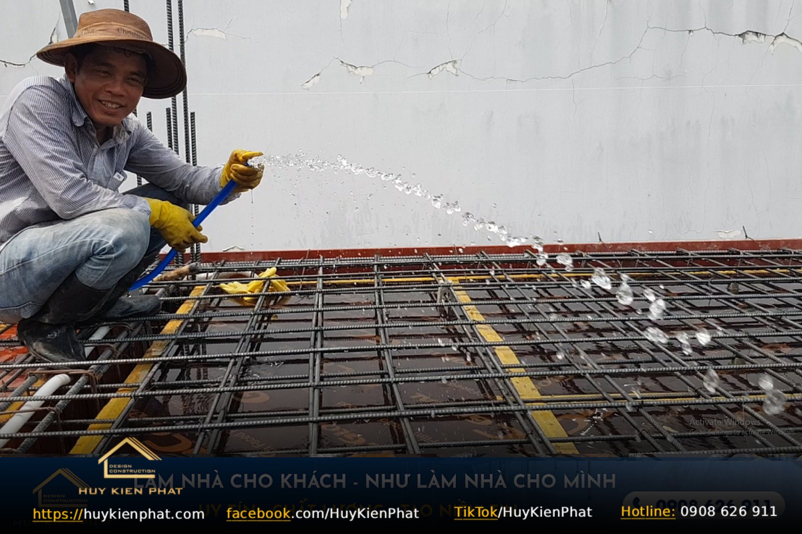 Tưới nước vệ sinh cốp pha sàn trước khi đổ bê tông