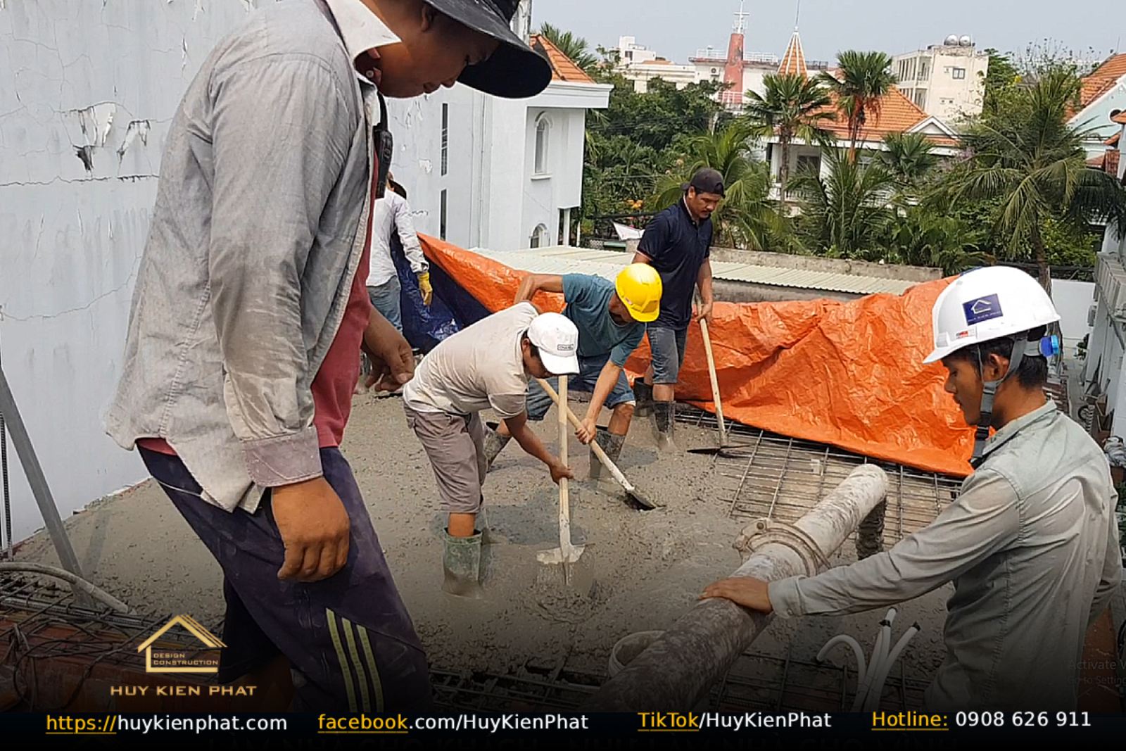 Thi công đổ bê tông tươi bằng xe bơm cần nhà phố 3 tầng